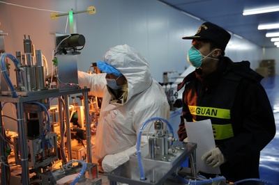 阿拉山口海關助力新疆首家綜保區(qū)內口罩生產(chǎn)企業(yè)順利投產(chǎn)，暢通貨物進出口通道